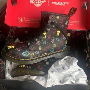 Dr. Marten x Hello Kitty friends Size 5